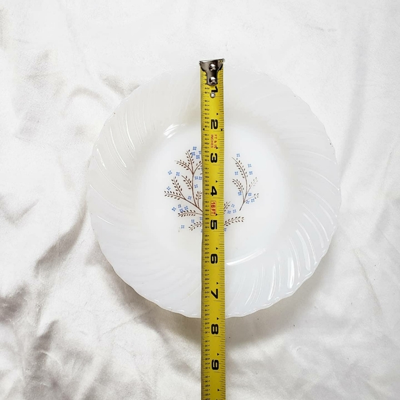 Vintage Milkglass Plate - Picture 4 of 4